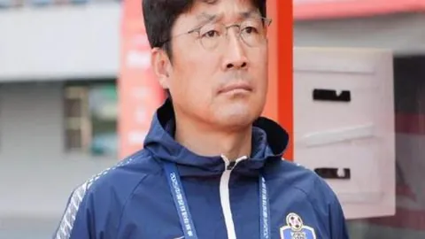 沙特球员误踩张玉宁引争议，场边瞬间成焦点